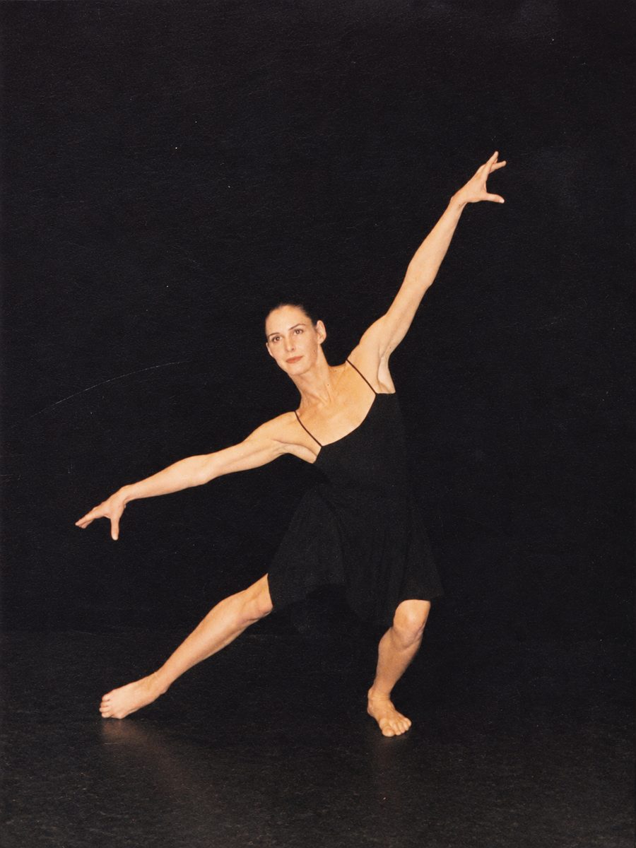 Nicole Faust in einer Tanzpose auf der Bühne